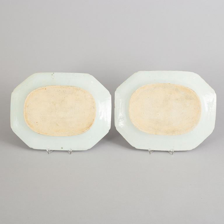 A pair of blue and white dishes, Qing dynasty, Qianlong (1736-95).