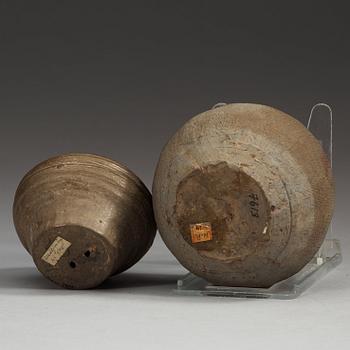 KÄRL två stycken samt BÄLTESSPÄNNE, lergods och brons. Han dynastin (206 f.Kr-220 e.Kr).