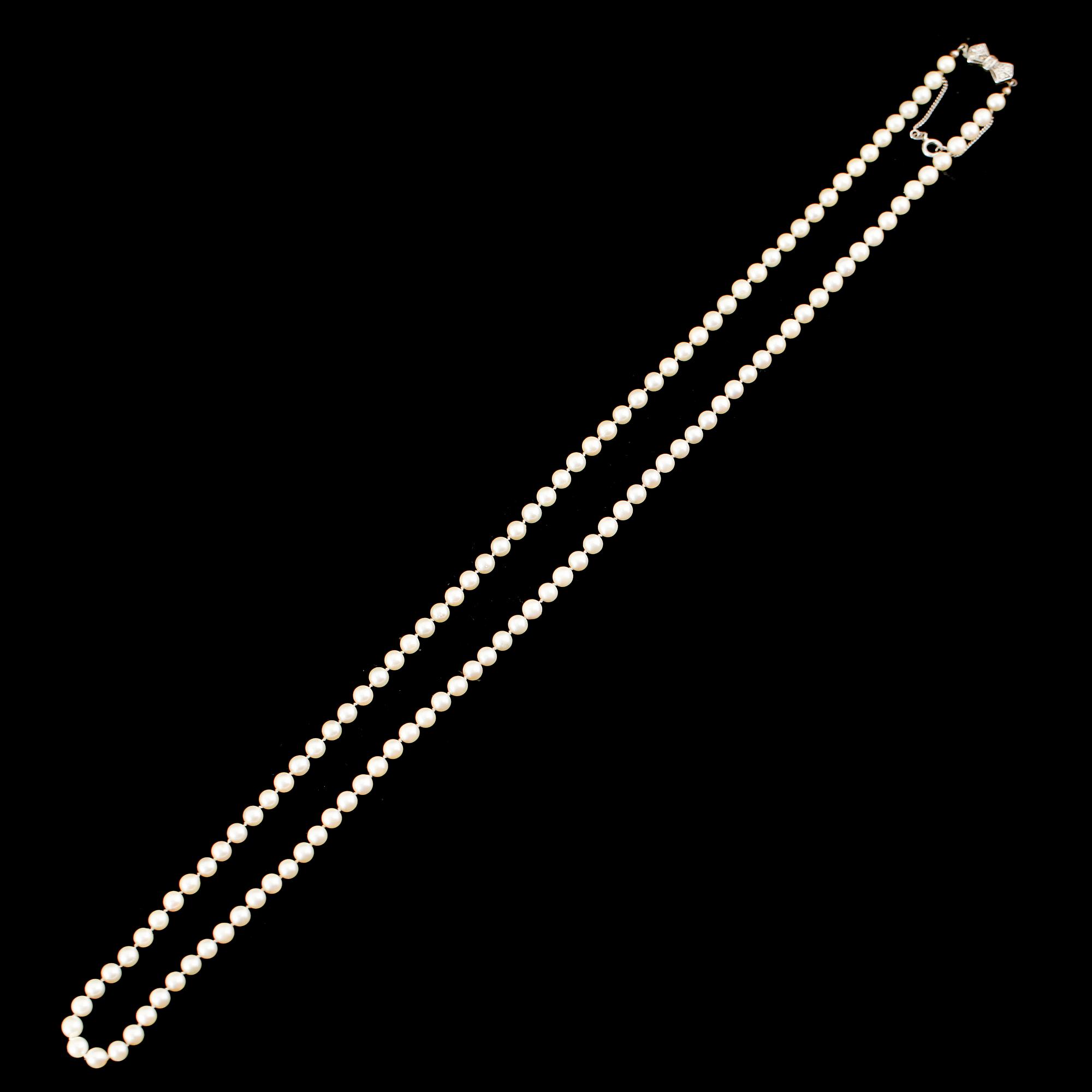 PÄRLCOLLIER, odlade pärlor med silverlås.