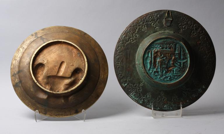 VÄGGRELIEFER, 2 st, metall.