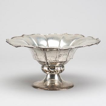 ERIC KALB, skål på fot, silver, Halmstad 1925, svenska importstämplar. Vikt c:a 790 g.