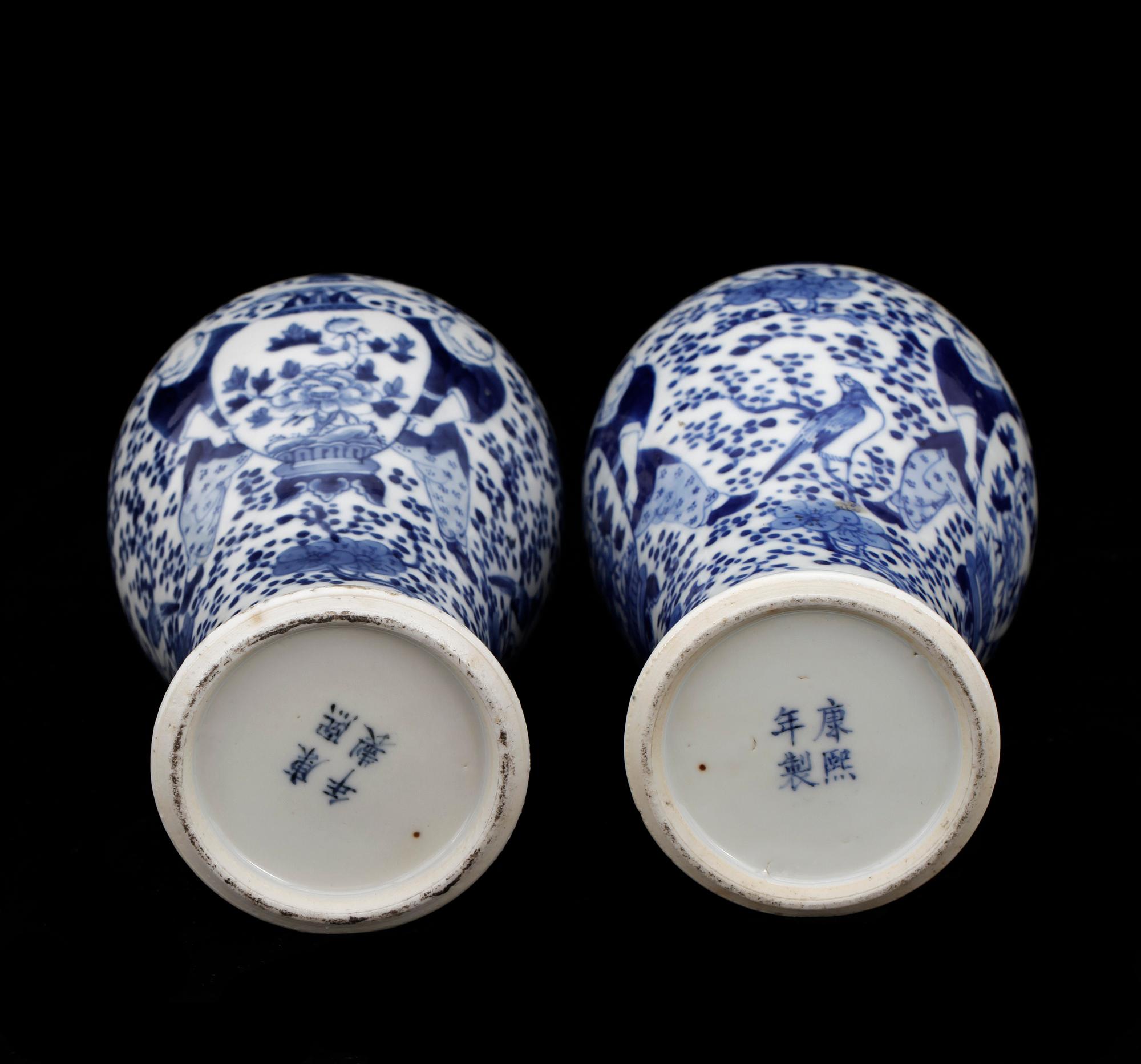 VASER, ett par, porslin, Kangxistil, Kina 1800/1900-tal.