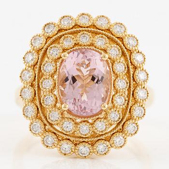 Ring in 18K gold with morganite and brilliant-cut diamonds.