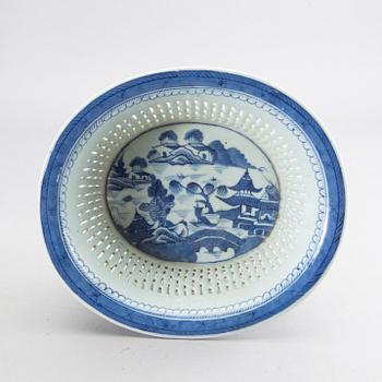 CHESTNUT BASKET, Porcelain, Qing dynasty, Jiaqing (1796-1820).