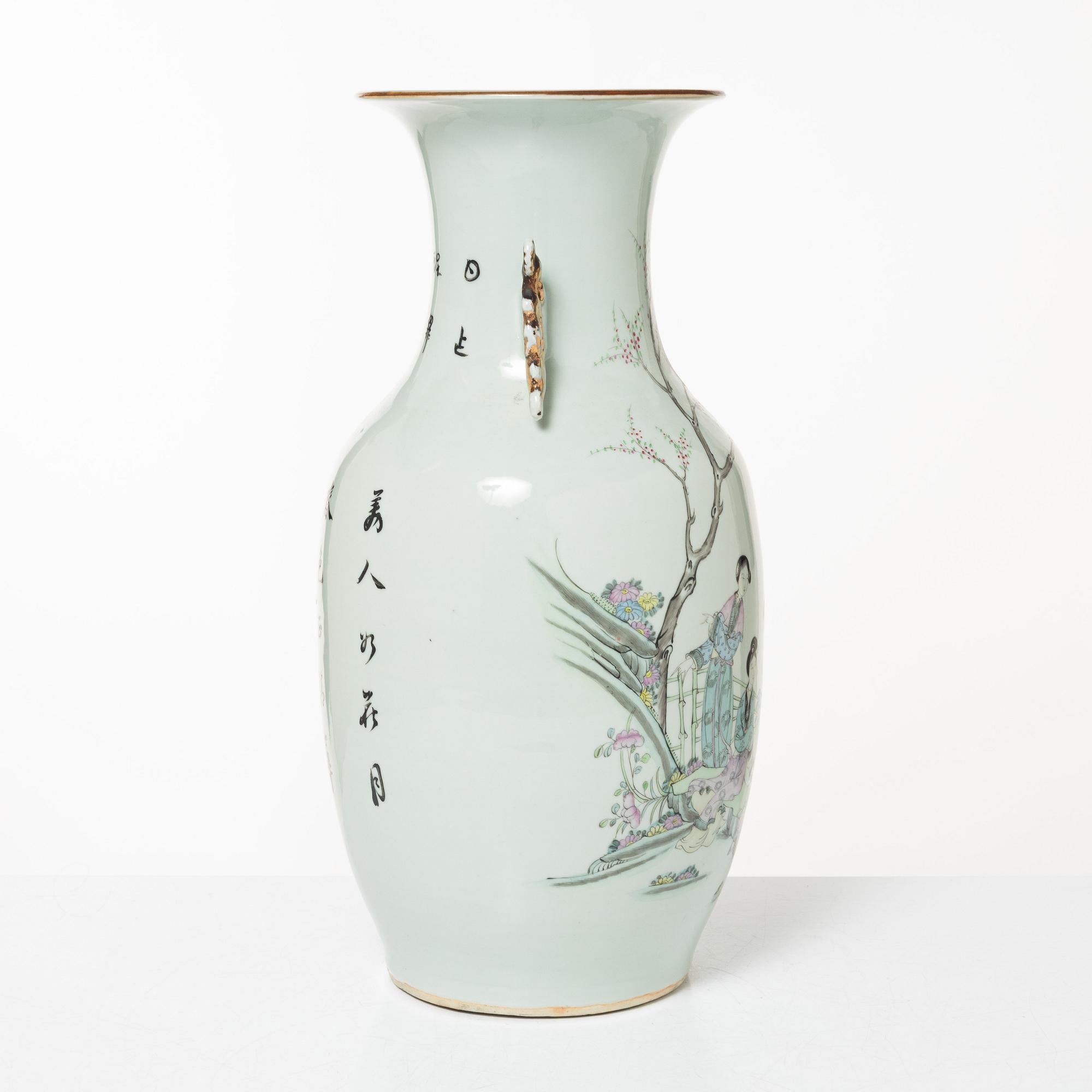 A porcelain vase, China, republic, 20th century.