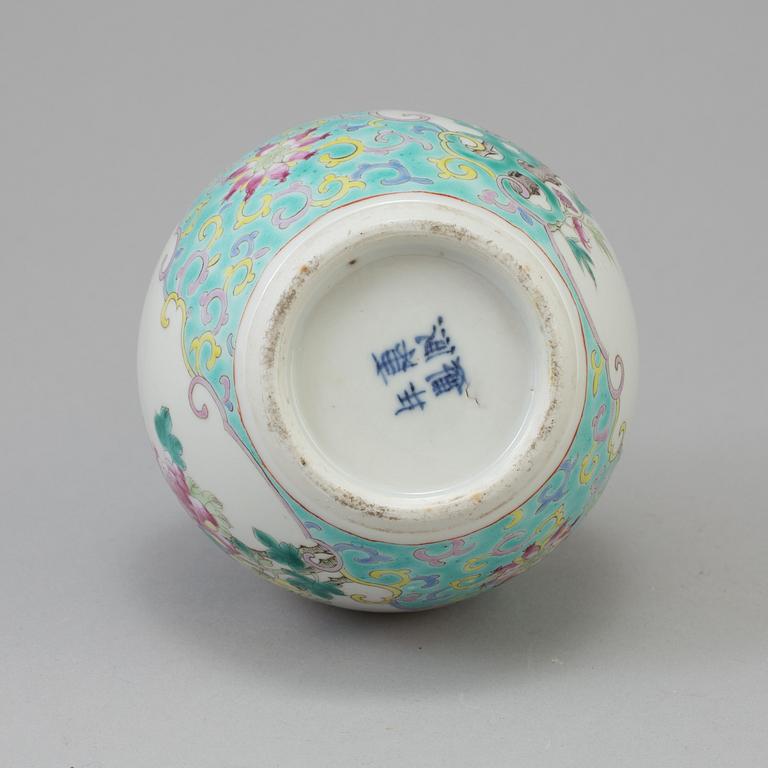A chinese famille rose porcelain vase. Qing dynasty, Guangxu (1874-1908), with Kangxi four character mark.