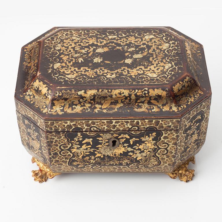 A lacquered box, China, 19th century.