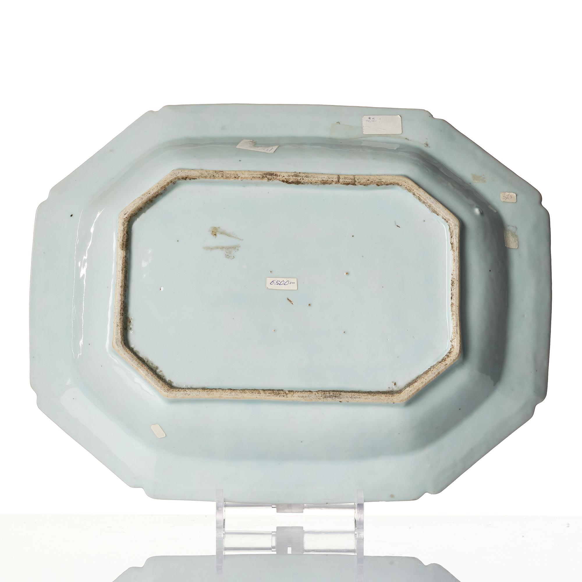 A blue and white tureen dish, Qing dynasty, Qianlong (1736-95).