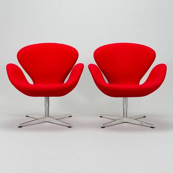 Arne Jacobsen, a pair of "Svanen" (Swan) armchairs for Fritz Hansen, Denmark,.