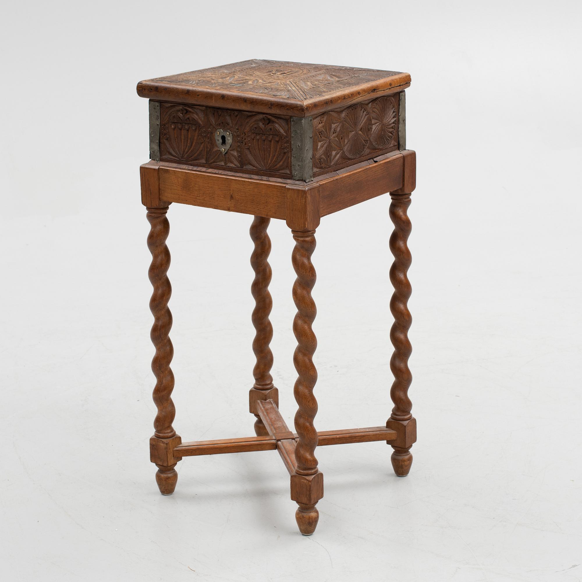 Skrin på benställning, 3 st, barock, 16-/1700-tal.