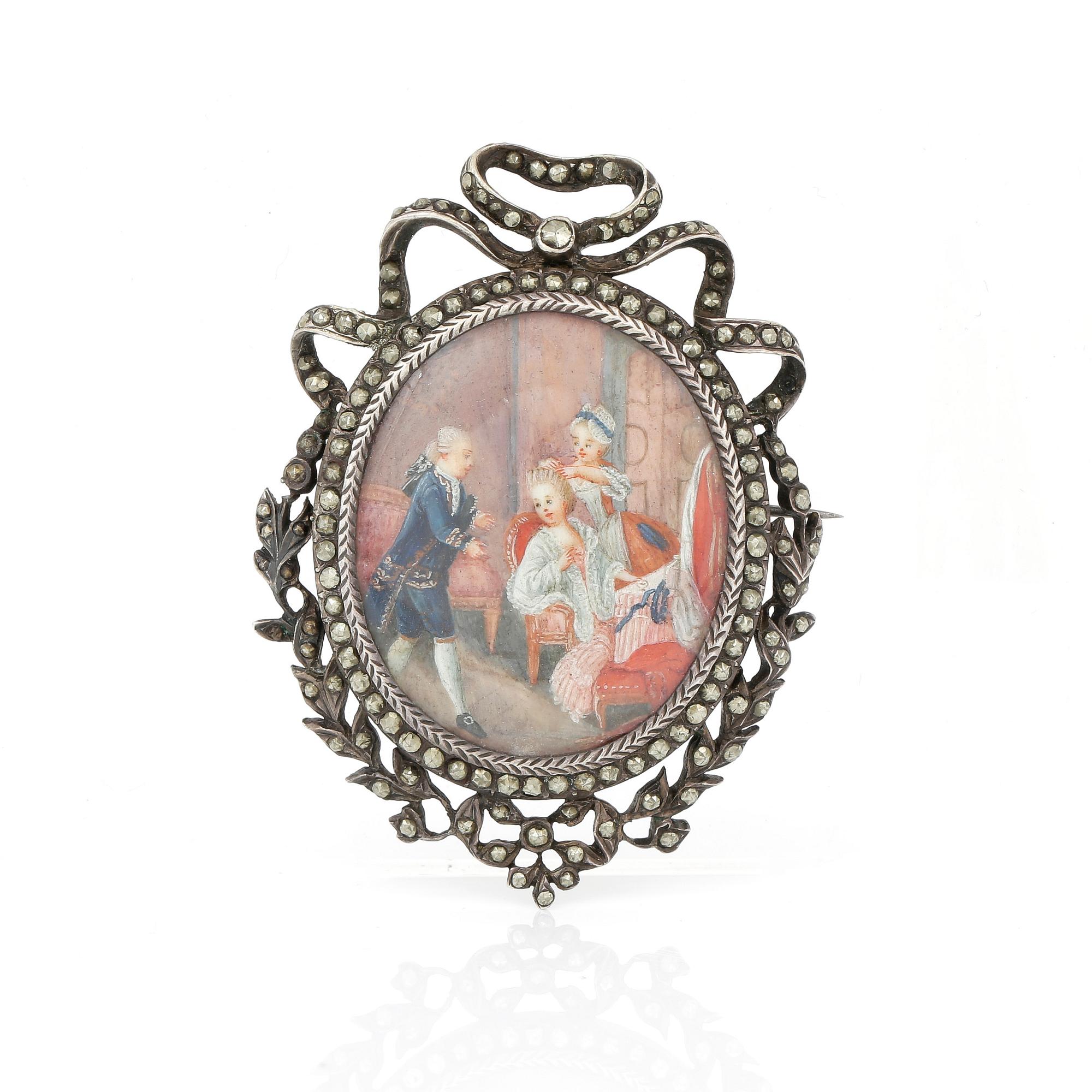 BROSCH, silver, markasiter och möjligtvis ben med målad dekor av figurscen, troligen mitten 1800-tals. Vikt ca 25,44 g.