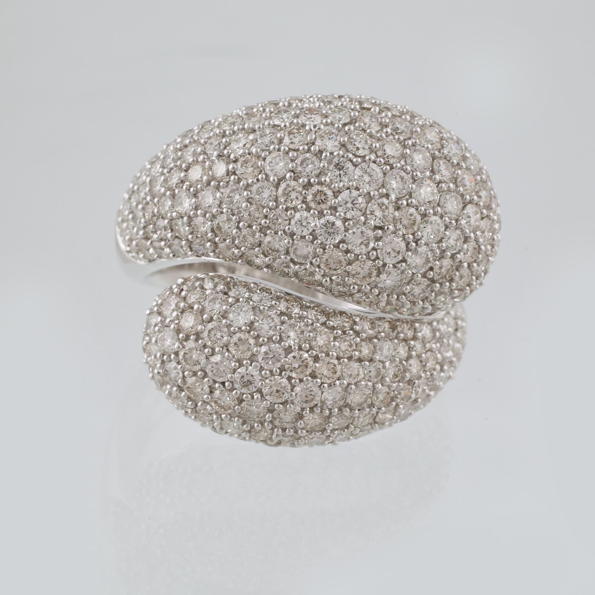 RING, 18K vitguld med 259 briljantslipade diamanter, 3.50 ct. Vikt 11,3 gram.