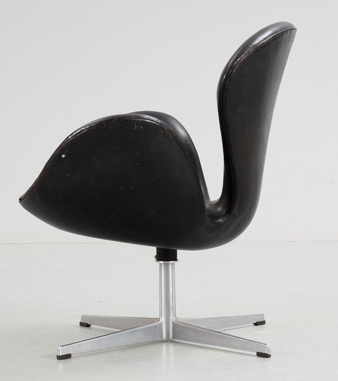 ARNE JACOBSEN, fåtölj, "Svanen", Fritz Hansen, Danmark 1960-tal.