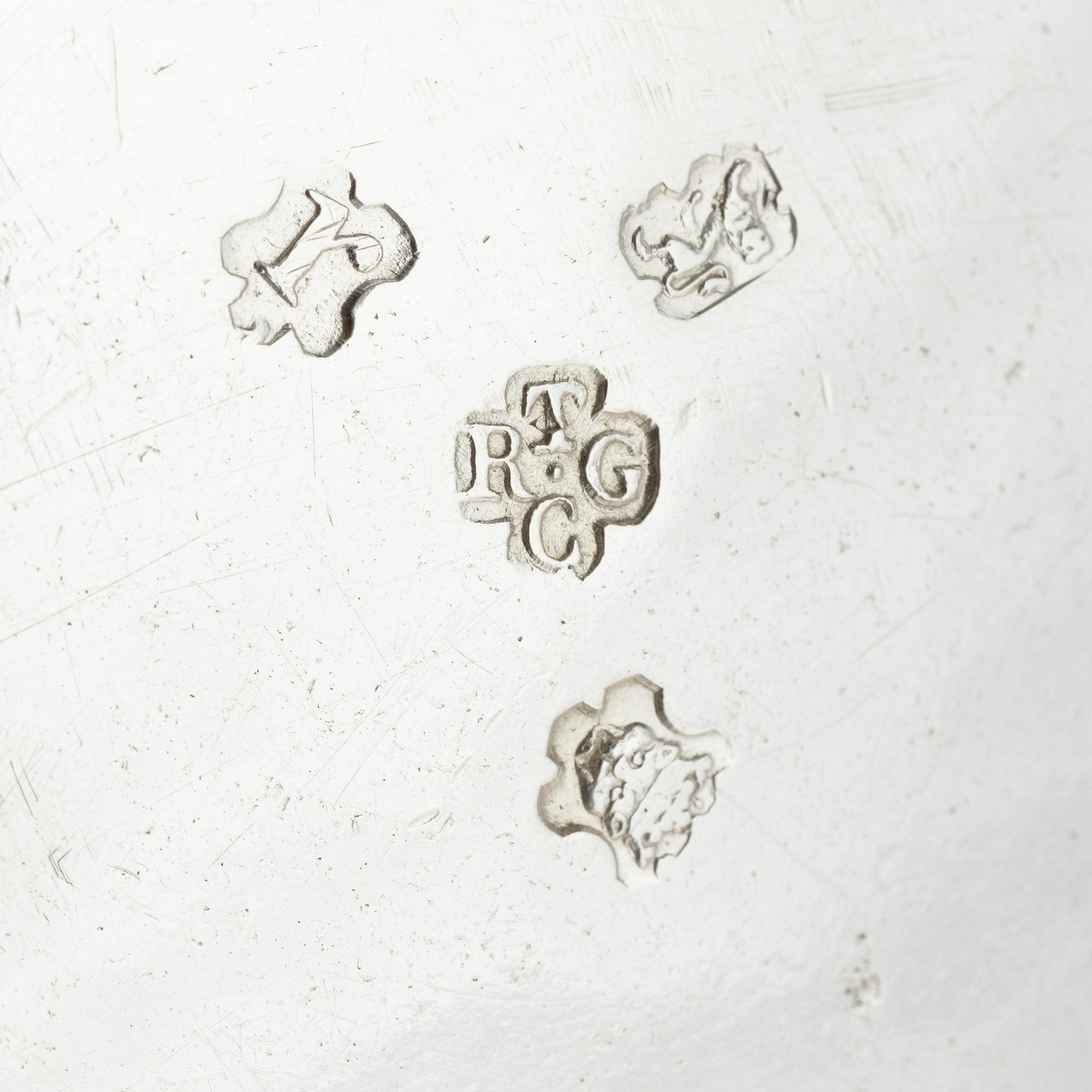 Richard Gurney & Co, dryckeskanna/presentationstrofé med lock, silver, London 1752.