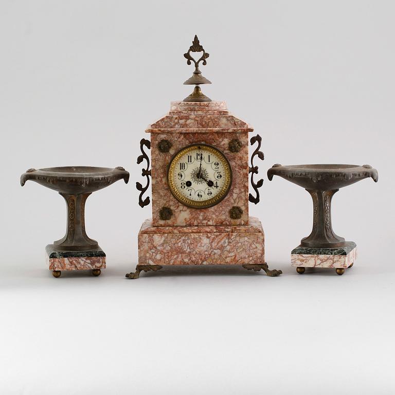 BORDSPENDYL, F Marti, Frankrike, 1800-talets andra hälft samt TAZZOR, 1 par, snarlika.