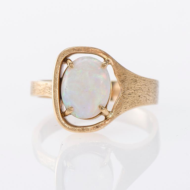 RING, 18K guld, opal. Vikt ca 6,4 g.