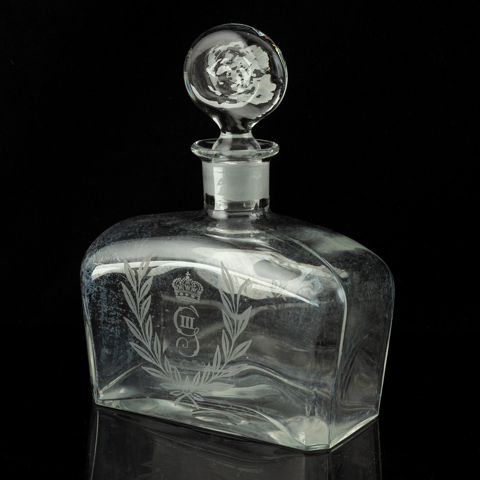A set of 11 wine glasses and a bottle with stopper, 1900-tal.