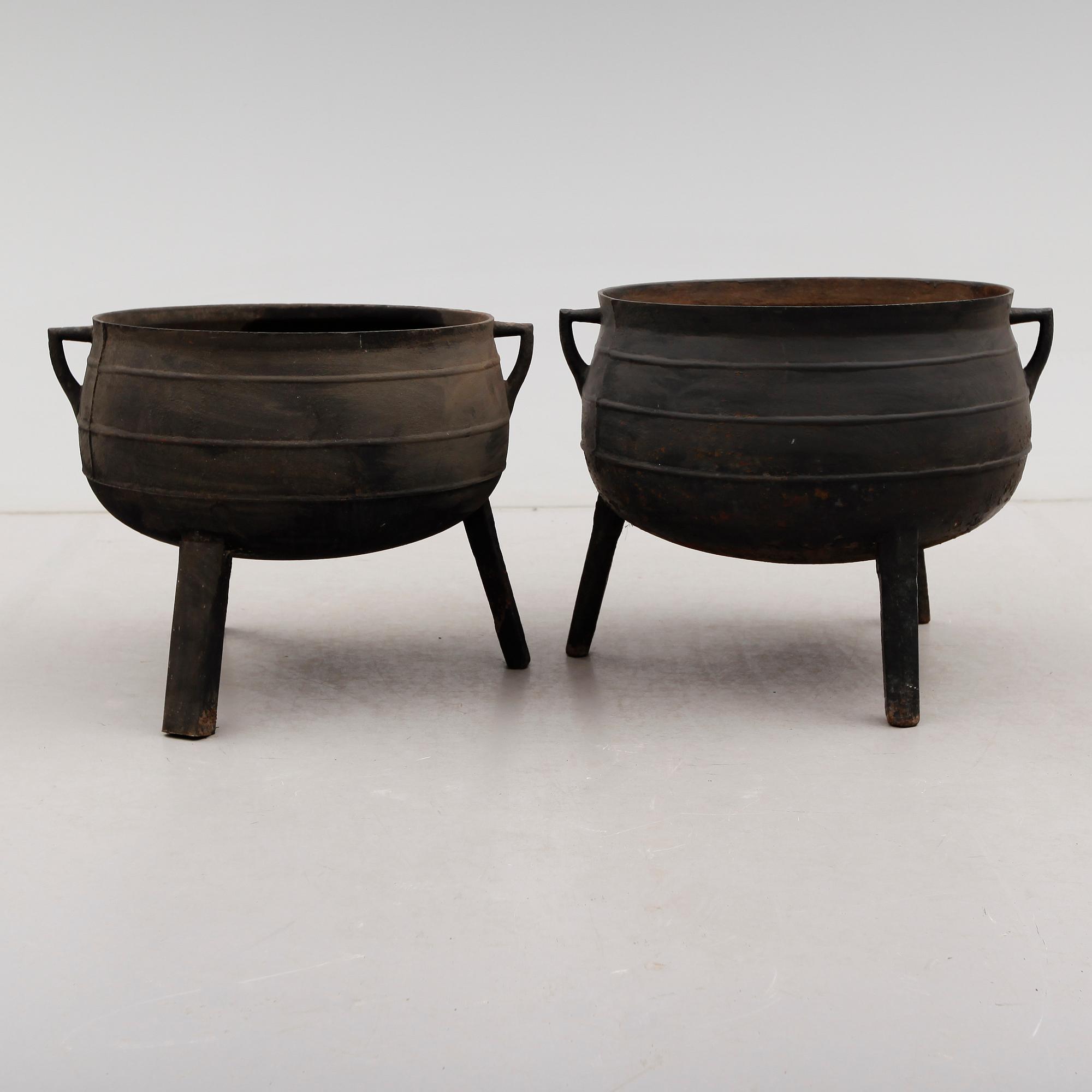 TREFOTSGRYTOR, 2 st, Näfveqvarns Bruk, 1800-/1900-tal.