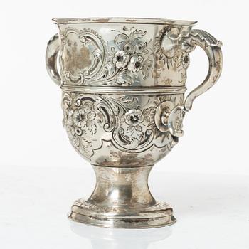 Thomas Wallis I, pokal, silver, London, England 1773 och Thomas Northcote, sked, silver, London, England 1789.