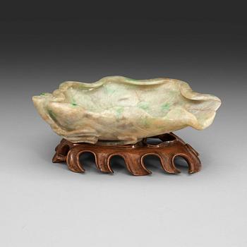 A nephrite lotus leaf shaped brush washer, late Qing dynasty (1644-1912).