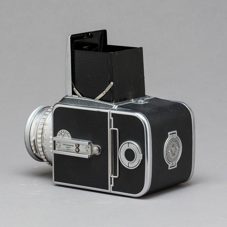KAMERA Hasselblad 1000F samt objektiv Tessar 1:28 80 mm Zeiss-Opton nr 726939.