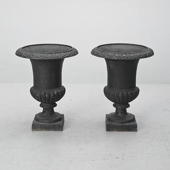 TRÄDGÅRDSURNOR, ett par, 1900-tal.