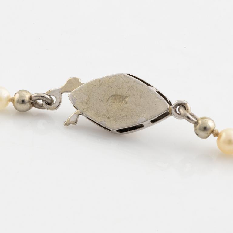 Calibrated cultured pearl necklace.