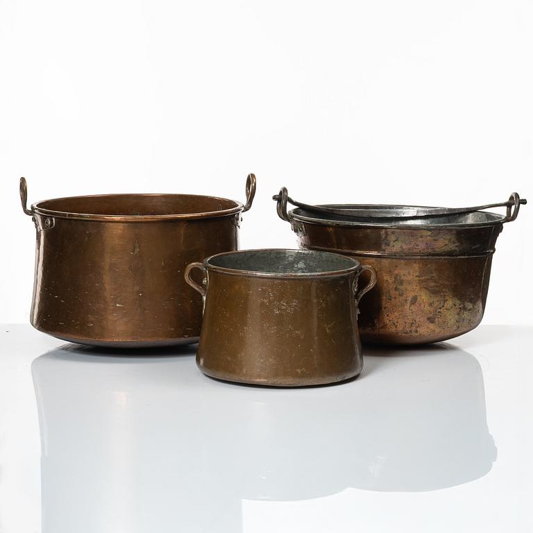 A set of three Swedish copper cauldrons, 18th / early 19th century.