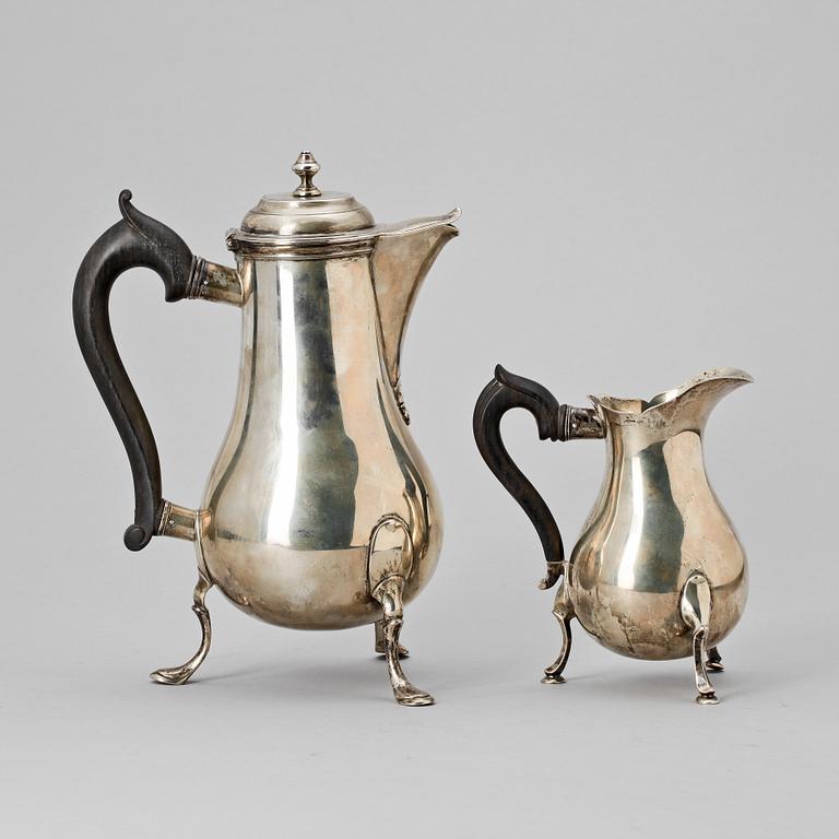 KAFFEKANNA SAMT GRÄDDKANNA, silver, rokokostil, troligen Israel Sundström, Stockholm, 1914. Vikt ca 900 g.