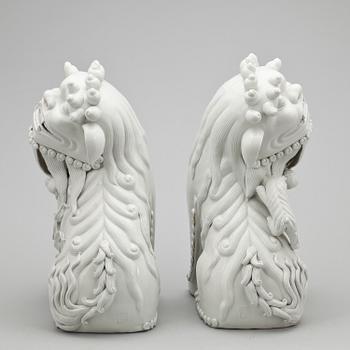 FIGURINER, ett par, blanc de chine. Kina, 1900/2000-tal.