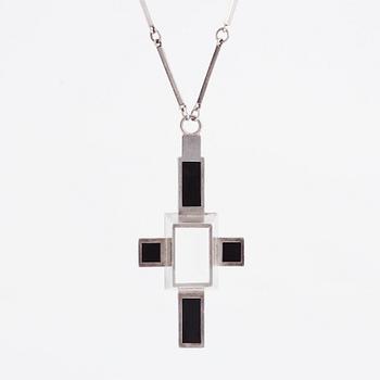 Wiwen Nilsson, hängsmycke i form av ett kors i sterlingsilver med fasettslipad bergkristall och onyx, Lund 1938.