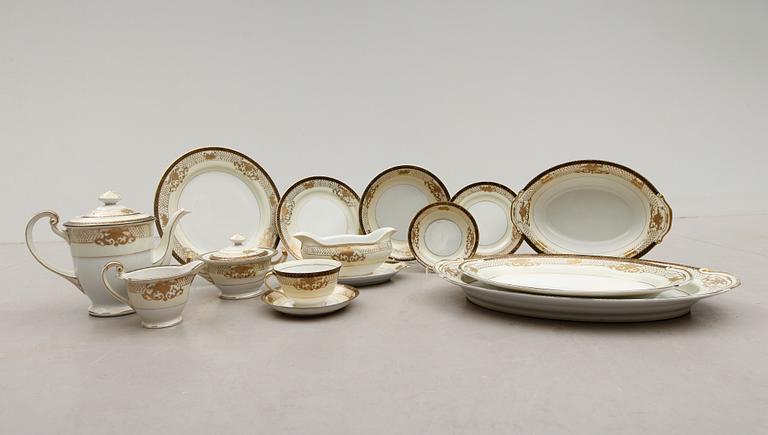 MAT- OCH KAFFESERVIS, 77 delar, poslin, Japan, 1900-talets andra hälft.