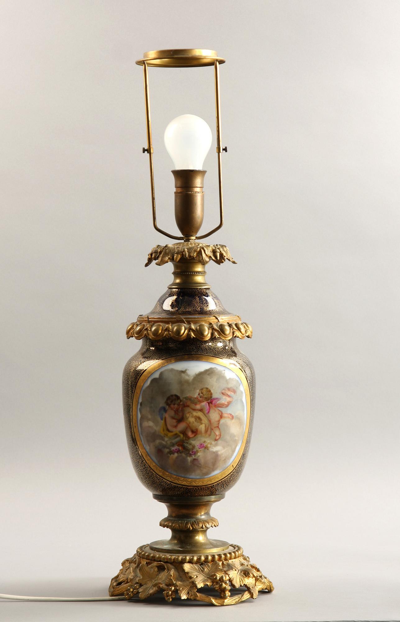 BORDSLAMPA, porslin och förgylld mässing, 1800-talets slut.