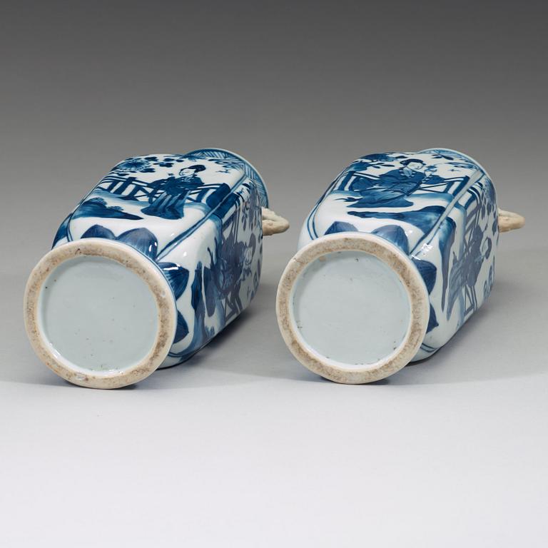 A pair of blue and white vases, Qing dynasty, Kangxi (1662-1722).