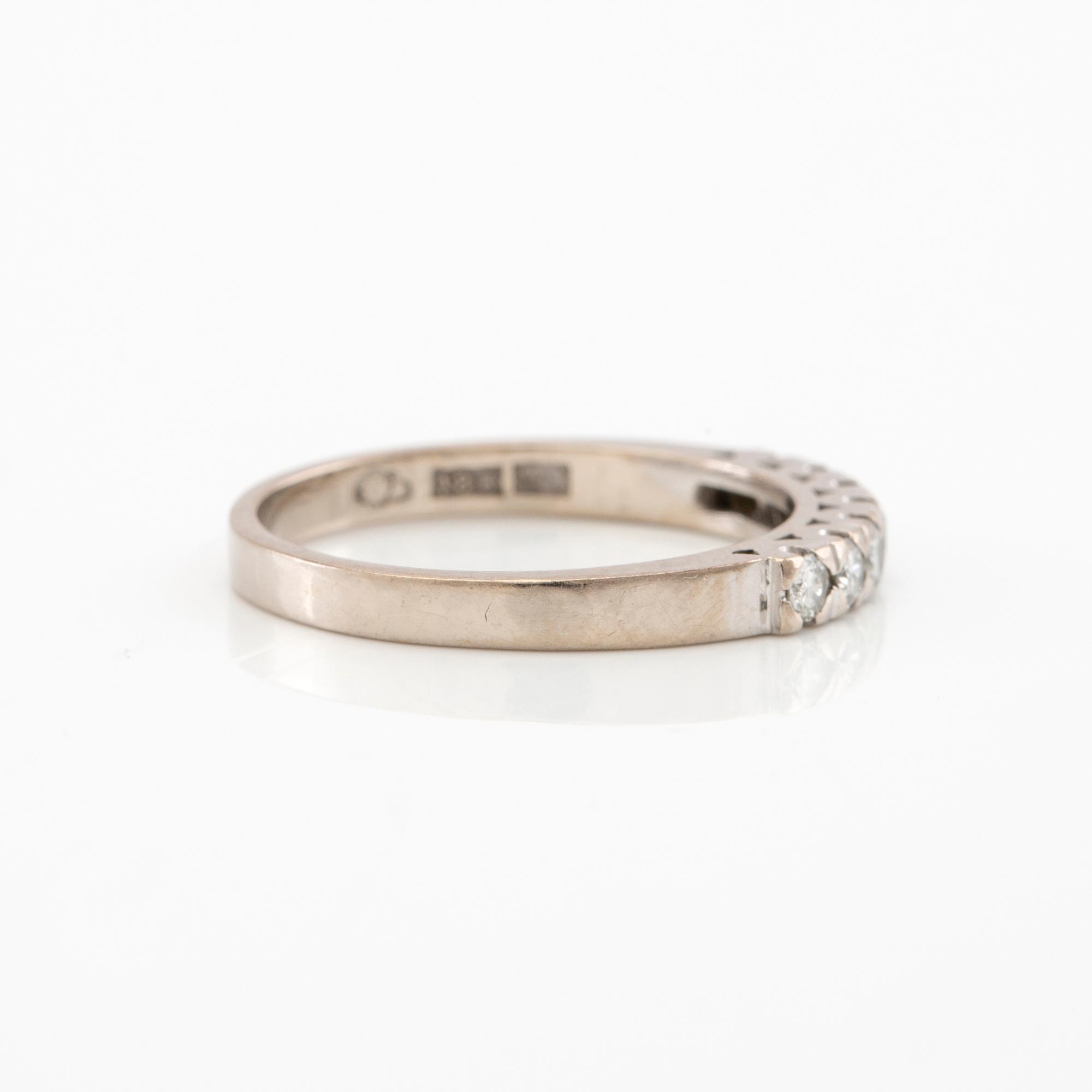 Ring halvallians 18K vitguld med runda briljantslipade diamanter.