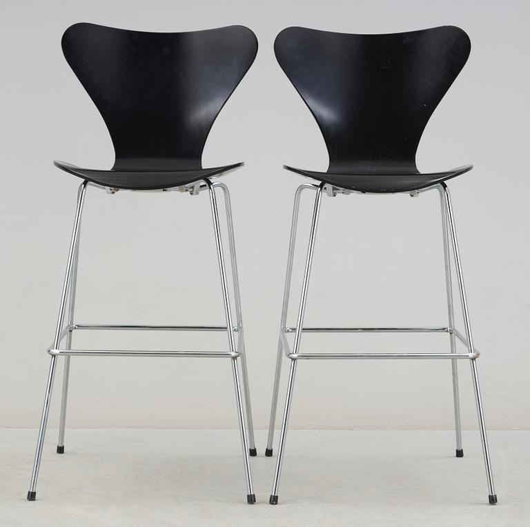 BARSTOLAR, ett par. "Sjuan", Arne Jacobsen för Fritz Hansen.