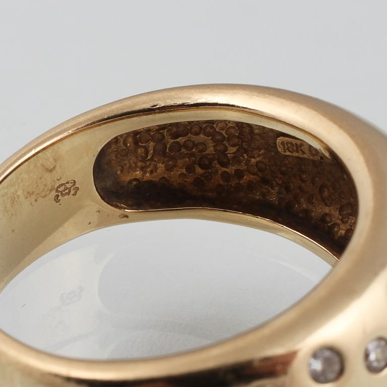 RING, 18K guld med 23 briljantslipade diamanter ca 0.34 ct. Vikt 9,7 gram.