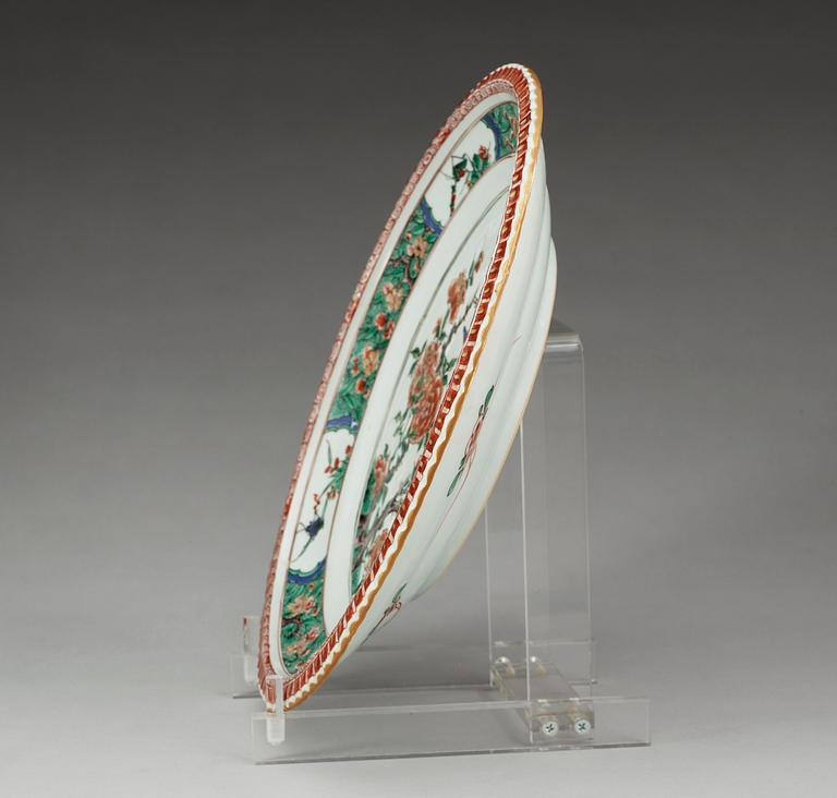 A famille vert 'pie-crust' charger. Qing dynasty, Kangxi (1662-1722).