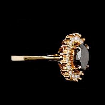 RING, 14 k guld, svart diamant ca 2.30 ct , briljantslipade diamanter tot ca 0.36 ct.
