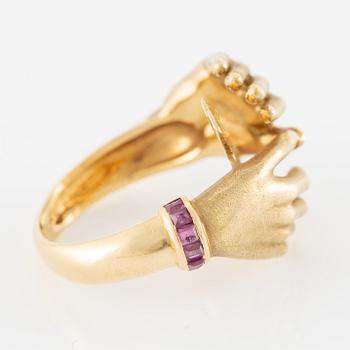 Ring, 18K gold in the form of hands, set with carré-cut rubies.