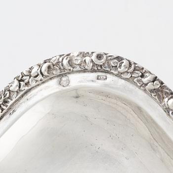 Bricka samt salver, silver, Österrike-Ungern, bl a Pest 1872-1922.