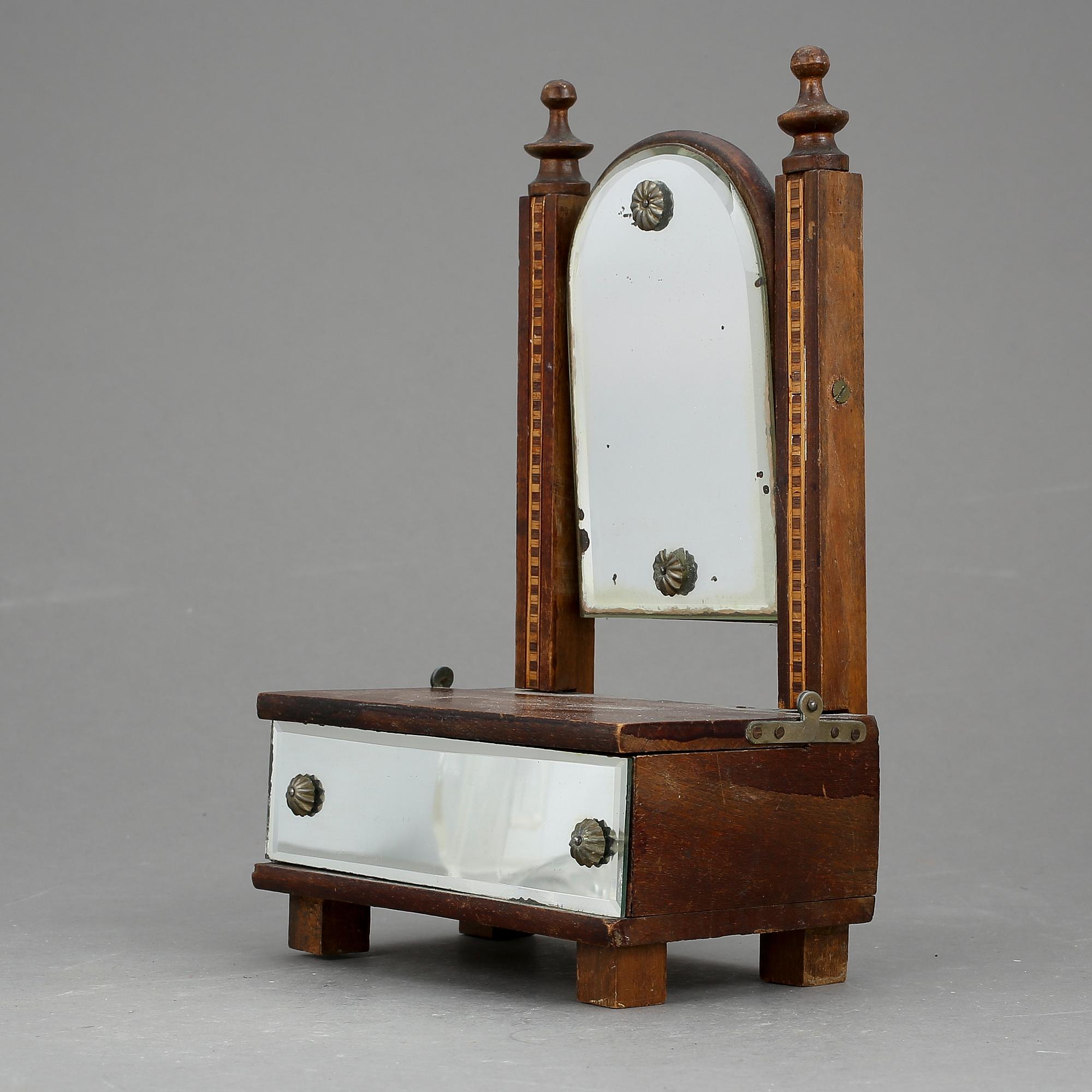 MINIATYRMÖBLER, 3 st, tidigt 1900-tal.