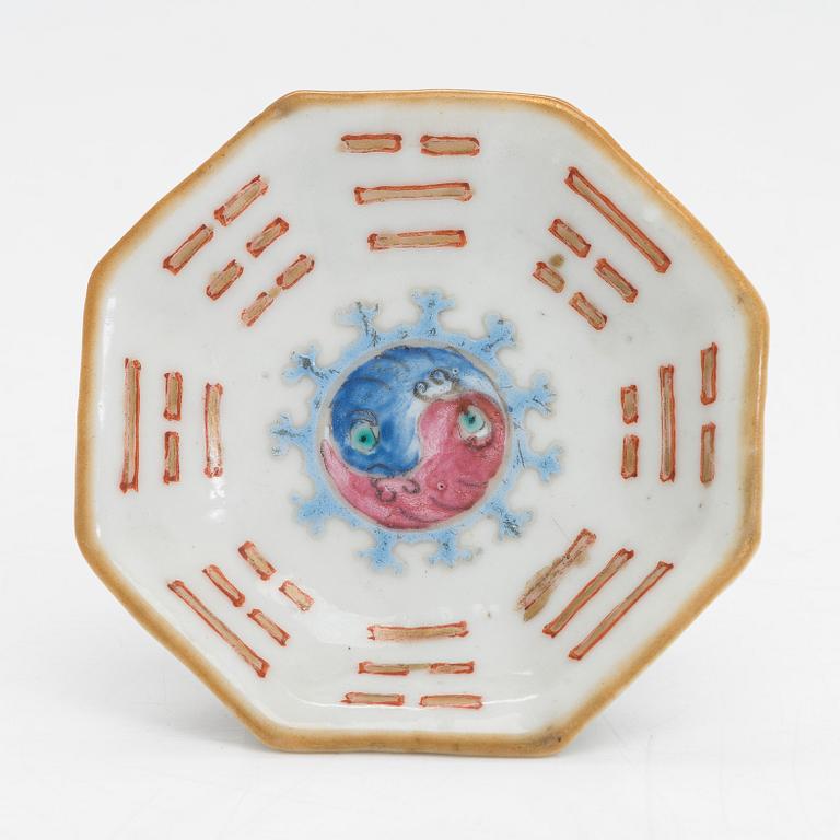 A footed porcelain dish, late Qing dynasty, China.