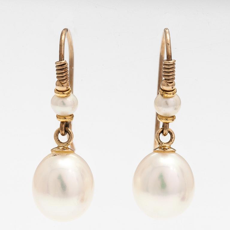 A pair of 8-9K gold earrings with cultured pearls.