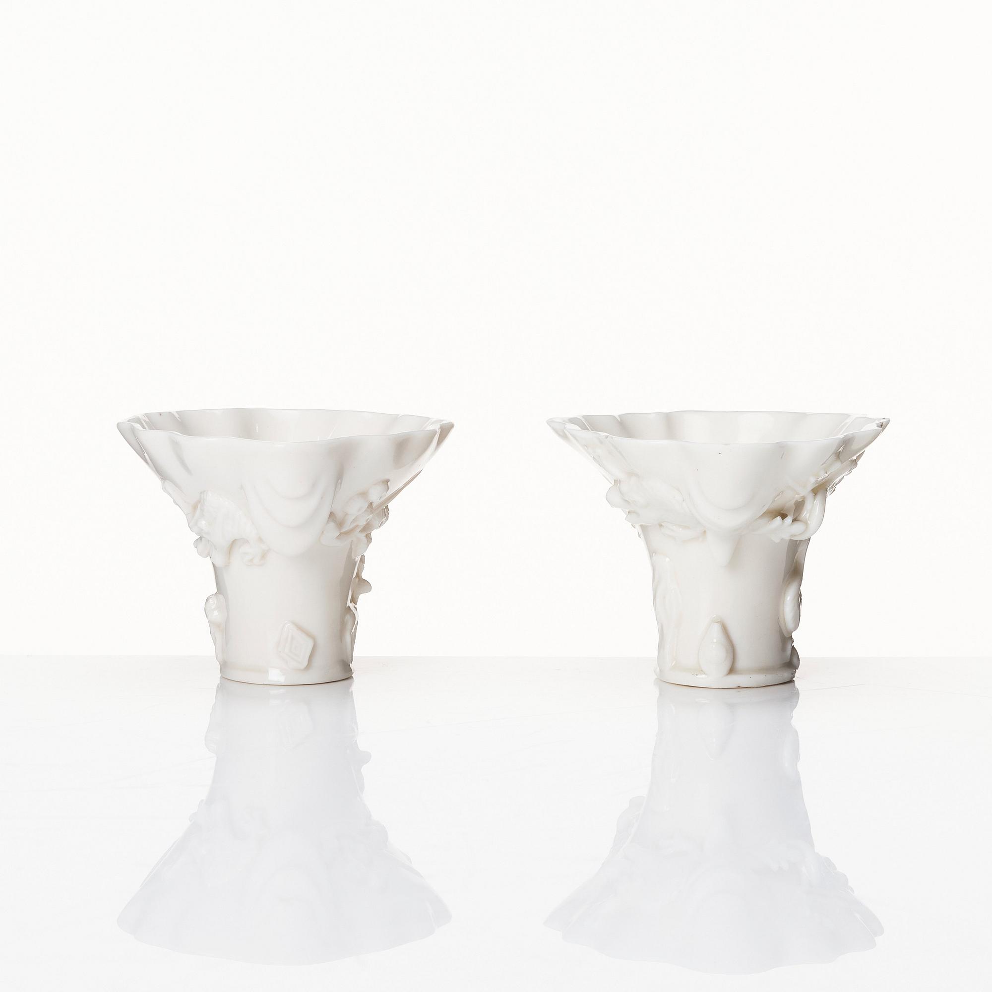 Vinofferbägare, två stycken, blanc de chine. Qingdynastin, Kangxi (1662-1722).