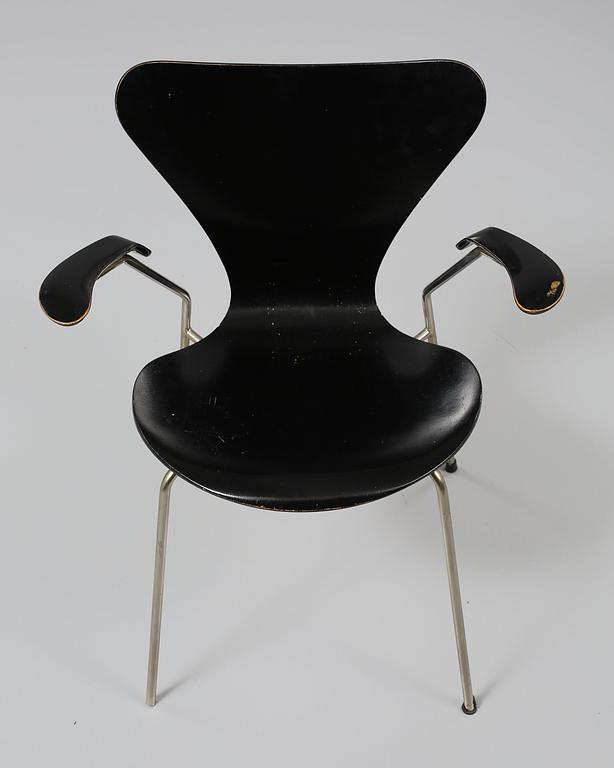 KARMSTOL, "Sjuan", Arne Jacobsen för Fritz Hansen, modell formgiven 1955.