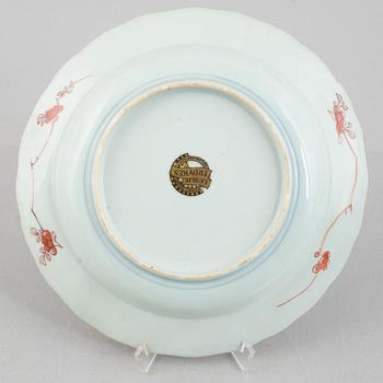 A tea caddie, a pair of plates and a pair of cups with saucers, China, Qing dynasty, 18th century.