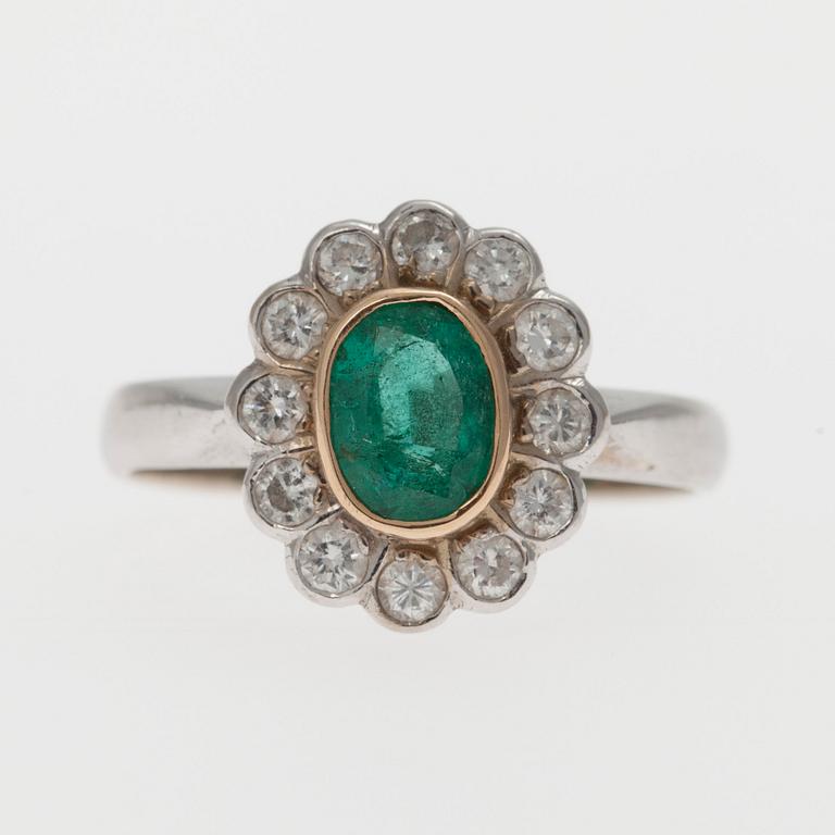 RING, 14K vitguld, smaragd, små diamanter. OLL 1987. Vikt 3,5 g.