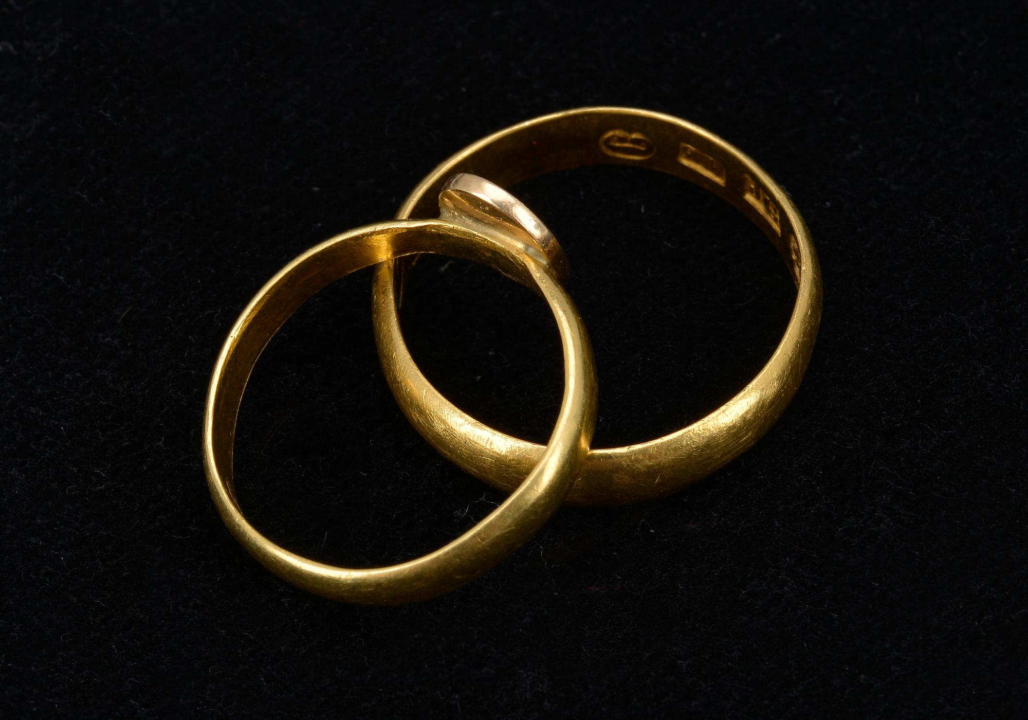 RINGAR 2 st, guld 23 k, samt ostämalad 18 k. 1800-tal. Tot. vikt ca 6,8 g.