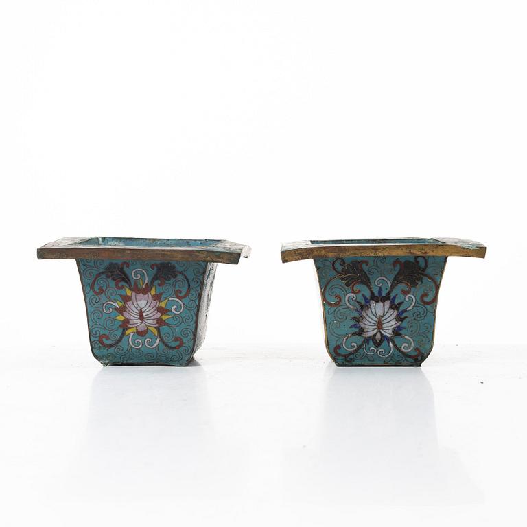 Ytterfoder, cloisonné på förgylld koppar, ett par, sen Qingdynasti / omkring 1900.